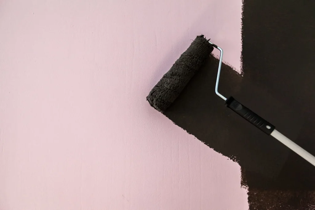 Garage paint ideas in practice: painting a dark band along the bottom of a wall